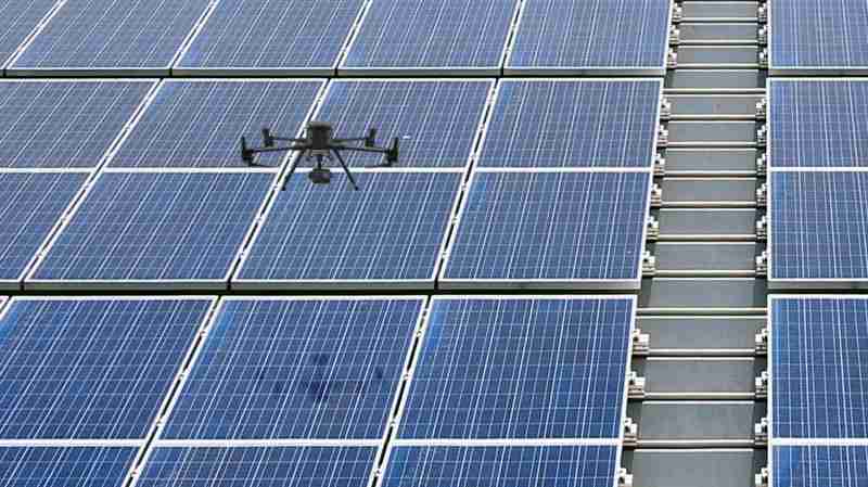 红龙扑克以无人机搭配IR Sensor热显像技术进行全方面模块健检，，，有效降低人力成本并提升发电量