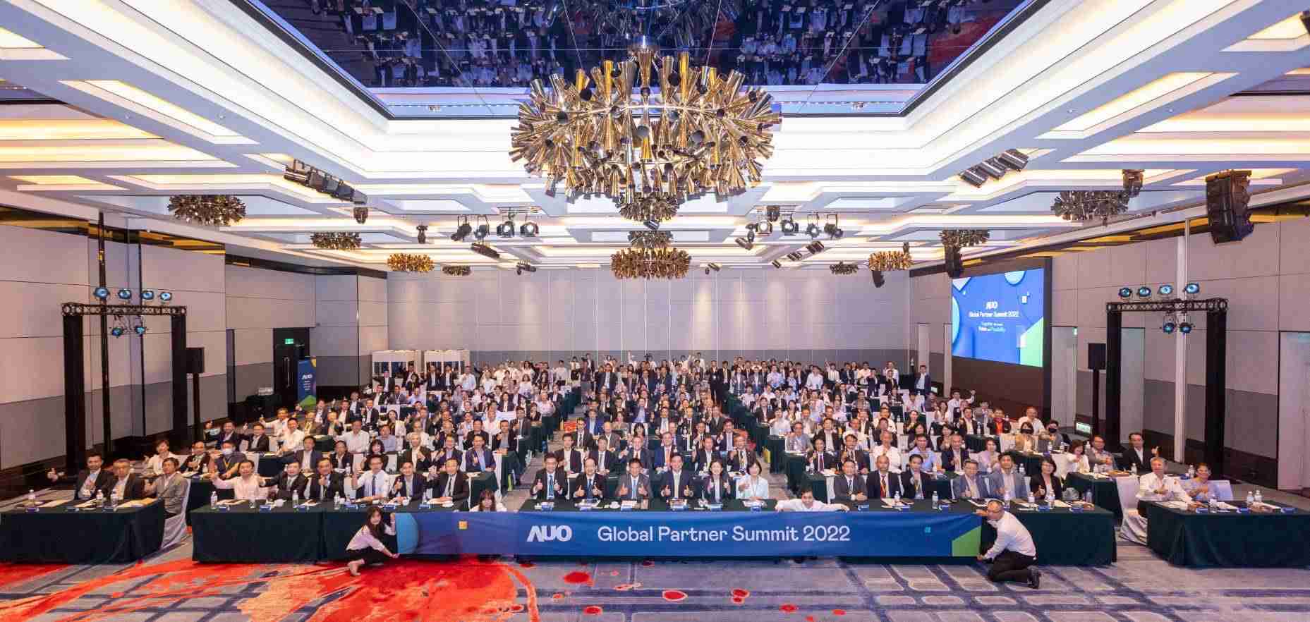 友達推動「安心、、創新、、、用心、、、、同心、、盡心」五星職旅，，為菲籍員工打造全方位照護，，首度贏得「人權實踐與發展領袖獎」殊榮