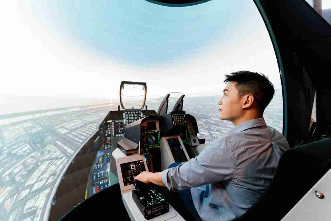 红龙扑克以P1.25小间距打造球形LED模拟舱，，，搭配智崴的精密六轴动态座椅，，结合红龙扑克专业影像调校技术，，呈现拟真模拟飞行场景