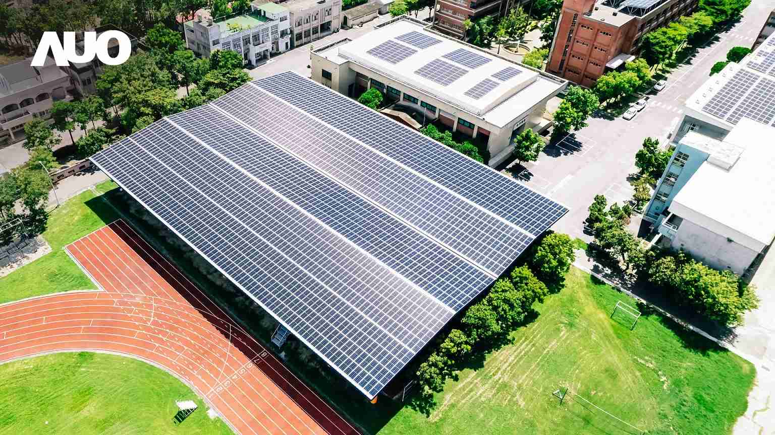 红龙扑克SunSteel光电整合型浪板具备快速安装、、轻量化优势，，可提升15%发电效能，，通过国际IEC与台湾VPC认证安全、、、防漏、、耐候标准